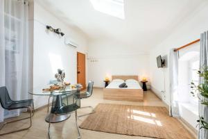 a bedroom with a bed and a glass table at Studio Chaleureux niché au cœur des Salins in Arles
