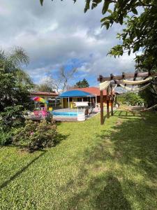 a house with a swimming pool in a yard at Bem vindos a Vila da Paz Itaara in Itaara