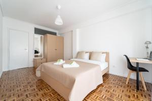 een hotelkamer met een bed en een bureau bij D. Pedro V - T3 familiar no centro da cidade - Braga in Braga