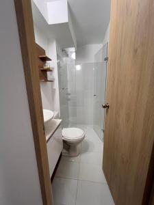 Bilik mandi di Moderno comodo y tranquilo apartamento