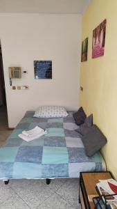 - une chambre avec 2 lits et une table dans l'établissement Val Del Vent - Ideale per Coppie, à Brusino