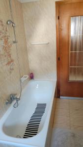 La salle de bains est pourvue d'une baignoire et d'une douche. dans l'établissement Val Del Vent - Ideale per Coppie, à Brusino