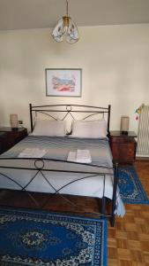 - une chambre avec un grand lit et un tapis bleu dans l'établissement Val Del Vent - Ideale per Coppie, à Brusino
