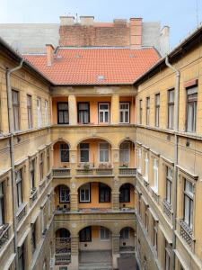 un vecchio edificio con tetto in piastrelle rosse di Home in the centre of Budapest a Budapest