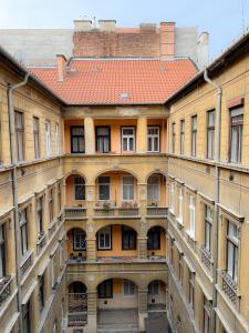 ブダペストにあるHome in the centre of Budapestの赤瓦屋根の古い建物