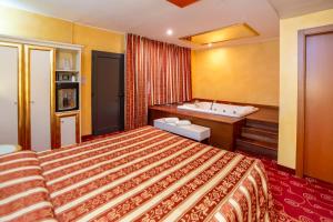 A bed or beds in a room at Hotel Riz B.B