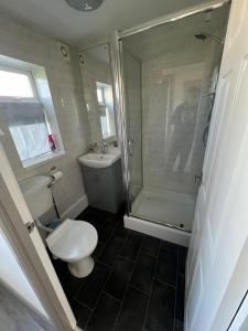 ケッシングランドにあるSaltwater Chaletのバスルーム(シャワー、トイレ、シンク付)