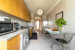 布拉加的住宿－Espírito Santo - T4 apartamento familiar - Braga，一个带水槽和洗碗机的厨房