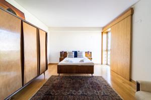 布拉加的住宿－Alameda Ribeiro - T4 no centro histórico - Braga，一间卧室设有一张床和一个推拉门