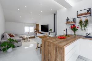 cocina y sala de estar con encimera de madera en Evan Seaview, en Funtana