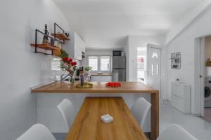 cocina con mesa de madera y paredes blancas en Evan Seaview, en Funtana