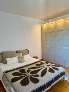 メスにあるGrand appartement de standing - Metz Centre - Vue Cathédrale - 75m2のベッドルーム1室(ベッド1台、白黒の毛布付)