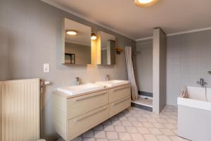 Baño con 2 lavabos y espejo en Maison d'hôte Brasserie Caulier en Péruwelz
