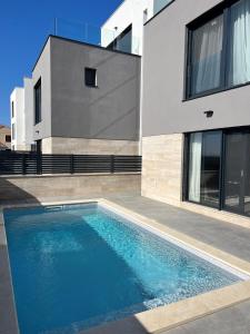 Πισίνα στο ή κοντά στο Seaview Villa Amy - Private Pool, Sauna & Jacuzzi