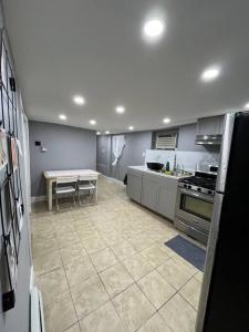 a kitchen with a table and a tableasteryasteryasteryasteryasteryasteryasteryastery at 2 Bedroom Apartment By Airport in Hillside