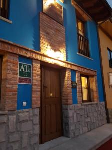 un edificio con una puerta delante en apartamentos rurales marrubiu-playa de Poo, en Llanes