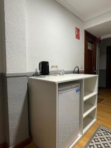 una cocina con una encimera con un aparato en Pensión La Encina, en Santo Domingo de la Calzada