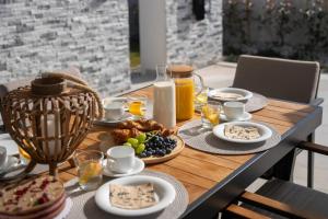 - une table avec des aliments et des boissons pour le petit-déjeuner dans l'établissement Villa Bella Ciao, à Novigrad