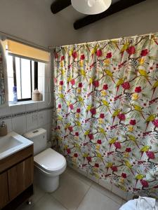 a bathroom with a shower curtain with a bird pattern at La casa del Mar en Guanaqueros! in Guanaqueros +29 photos