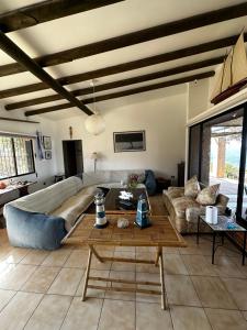 a living room with a couch and a table at La casa del Mar en Guanaqueros! in Guanaqueros