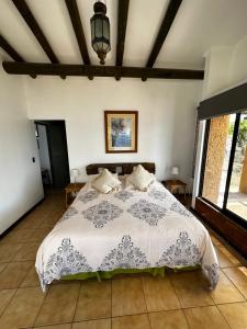 a bedroom with a large bed in a room at La casa del Mar en Guanaqueros! in Guanaqueros