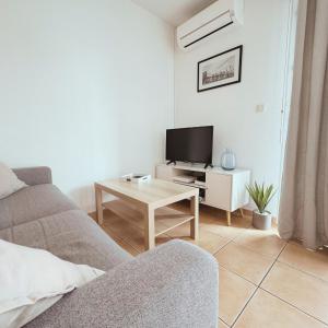Μια τηλεόραση ή/και κέντρο ψυχαγωγίας στο Appartement Résidence Privé avec PARKING WIFI CLIM PISCINE +20 φωτογραφίες