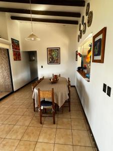 a dining room with a table and chairs at La casa del Mar en Guanaqueros! in Guanaqueros