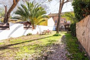 a yard with a fence and a picnic table at Charmant Studio au cœur des Marais Salants in Arles