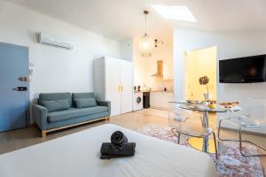 a living room with a couch and a table at Charmant Studio au cœur des Marais Salants in Arles