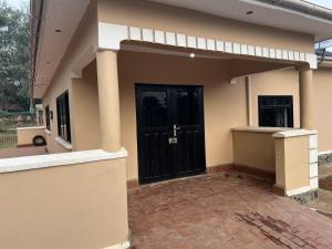 una casa con una puerta negra y un suelo de ladrillo en Beautiful 1-Bed Apartment in Gulu, en Gulu