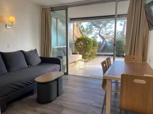 una sala de estar con un sofá y una mesa en Costa Plana apartment 528 (3km from Monaco), en Cap d'Ail