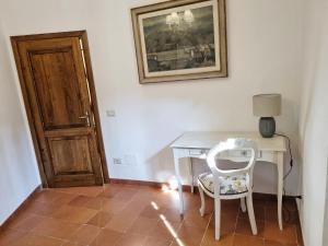 escritorio con silla y mesa con lámpara en Chianti Villa Chicco, piscina privata, ampio giardino, BBQ e parcheggio, en Lucolena in Chianti