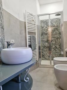 y baño con lavabo y aseo. en Chianti Villa Chicco, piscina privata, ampio giardino, BBQ e parcheggio, en Lucolena in Chianti
