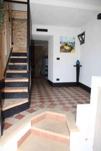 AgiraにあるCasa Don Raffaeleのリビングルーム(階段付)