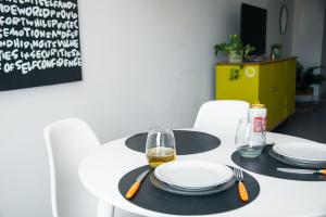 - une table blanche avec des assiettes et des verres dans l'établissement Departamento Lima, à Tandil