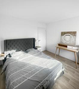 um quarto com uma cama grande e uma mesa em La Petite Pépite d'Ostwald em Ostwald