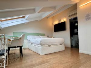サンティアゴ・デ・コンポステーラにあるカサス レアイス ブティックのベッドルーム1室(ベッド1台、テーブル、デスク付)