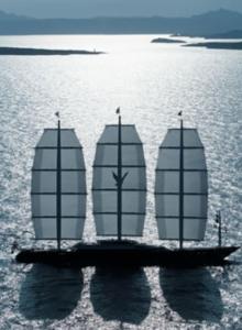 Tres velas blancas en un pequeño barco en el agua en Apartmani Vila Marija, en Budva