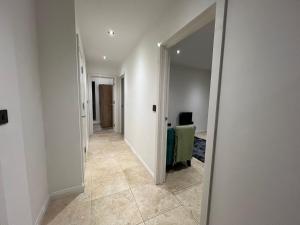 korytarz z pokojem z drzwiami i pokojem z korytarzem w obiekcie Cotes Yard w mieście Loughborough