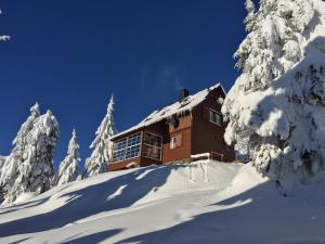 ein Gebäude auf einem schneebedeckten Berg in der Unterkunft Die Adlerhütte in Kurort Oberwiesenthal