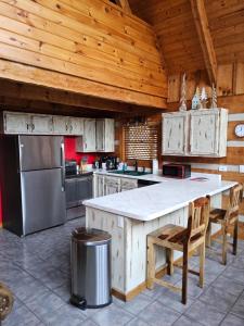 Meadows Way 3378 في بيدجن فورج: مطبخ مع كونتر أبيض كبير في سقف خشبي