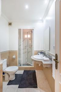 a bathroom with a toilet and a sink and a shower at Coin de verdure et détente. in Marrakesh