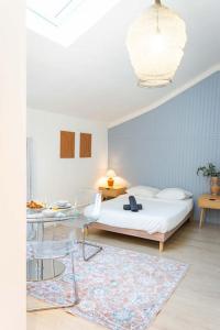 um quarto com uma cama, uma mesa e uma mesa; em Double Studio au coeur des Marais Salants em Arles