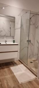 un bagno con doccia in vetro e lavandino di CasaDeVita a Tazacorte
