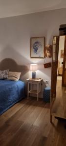 una camera da letto con un letto e un tavolo con una lampada di CasaDeVita a Tazacorte