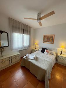 una camera con letto e ventilatore a soffitto di Casa Rural Matillas a Bienservida