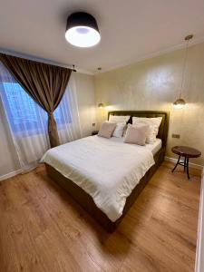 Un dormitorio con una cama grande y una ventana en Kalim’s apartment en Arad