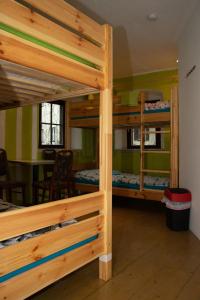 Cette chambre comprend 2 lits superposés et une table. dans l'établissement Hostel Bad Goisern, à Bad Goisern