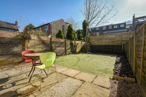 une petite arrière-cour avec une table et deux chaises dans l'établissement Modern Home: Heart Of Blackburn, à Blackburn