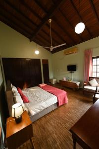 Postel nebo postele na pokoji v ubytování Serene Manor